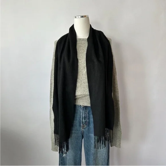 Black 100% cashmere scarf with fringe. - Picture 2 of 6
